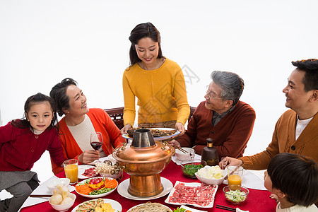 满意吃饭60多岁幸福家庭过年吃团圆饭高清图片