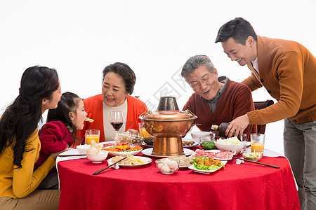 女孩中年男人65到69岁幸福家庭过年吃团圆饭图片