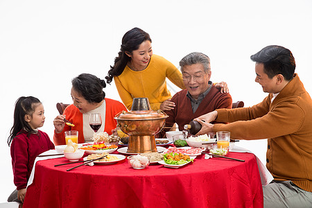孩子吃饭60到64岁男人儿童幸福家庭过年吃团圆饭背景