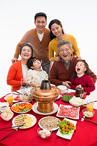 妈妈儿子新年前夕天真60到64岁幸福家庭过年吃团圆饭背景