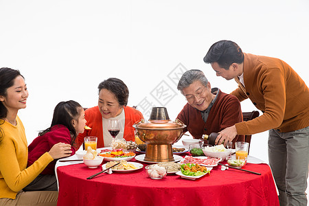 老年人饮食庆祝老年人母亲幸福家庭过年吃团圆饭背景