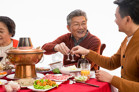 父子俩吃年夜饭喝酒高清图片