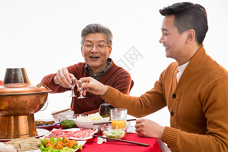 中年人喝酒父子俩吃年夜饭喝酒背景