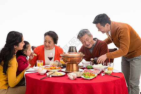 饮料东亚东方人幸福家庭过年吃团圆饭图片