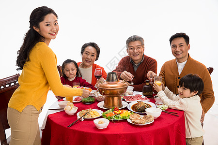 中年男人男孩亚洲幸福家庭过年吃团圆饭高清图片