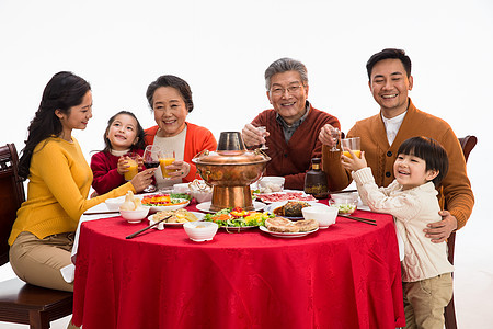 多人饮料两个孩子的家庭幸福家庭过年吃团圆饭图片