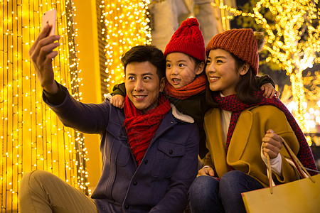 新年冬天建筑亚洲人快乐家庭拍照背景