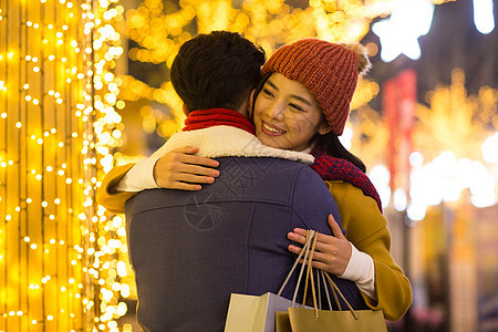 新年户外亚洲人快乐情侣逛街购物图片