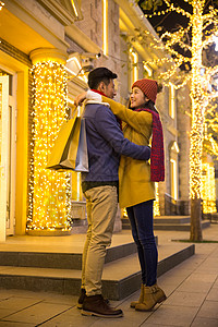 浪漫约会都市风光冬天25岁到29岁快乐情侣逛街购物背景