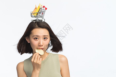 仅女人清新零食年轻女孩头顶购物车图片