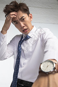 挫败亚洲男商人戴着腕表的商务青年男人图片