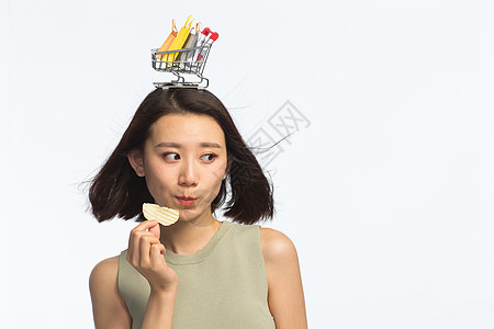 个亚洲人青春年轻女孩头顶购物车图片