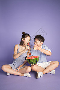 时尚青年男女吃西瓜图片