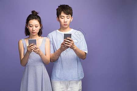 古怪的彩色图片男朋友各自玩手机的青年情侣图片