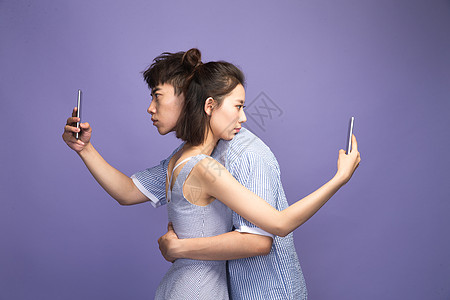 青年人冲突两个人各自玩手机的青年情侣图片