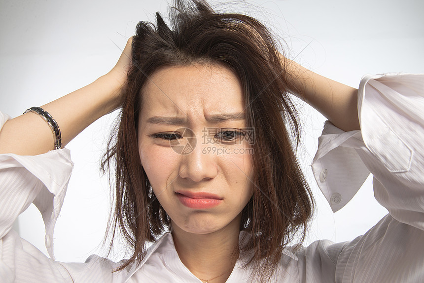 肖像情绪压力东方人面部表情痛苦的青年女人