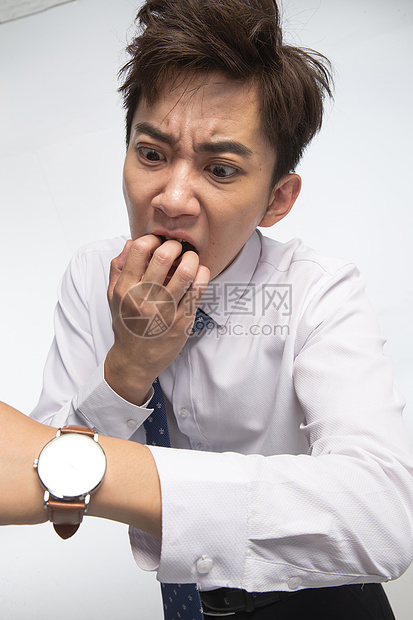 挠头恐惧25岁到29岁戴着腕表的商务青年男人图片