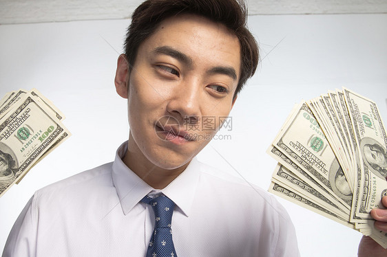财会衬衫领带利润商务青年男人拿着美元图片