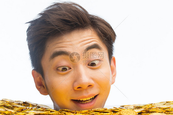仅一个青年男人出示货币标志青年男人和金币图片