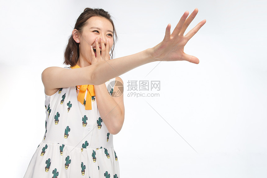 高清照片下载,该高清照片标题为自信仅一个人健康年轻女孩伸手抓,编号