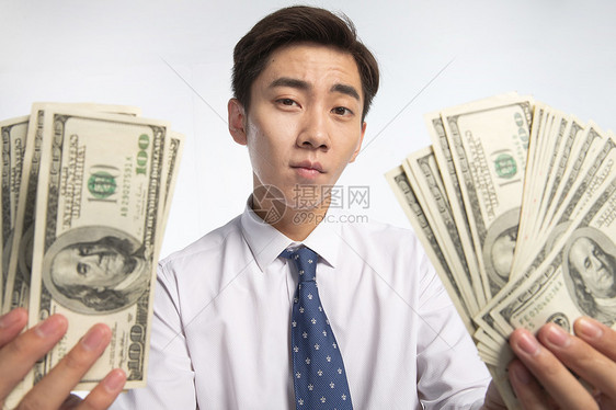 储蓄利润办公室职员商务青年男人拿着美元图片