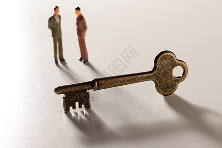 财富钥匙与商务人士小雕像图片