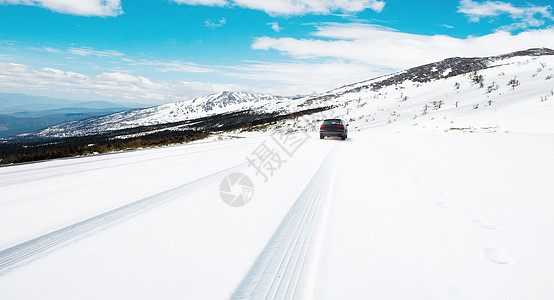 雪山汽车汽车行驶在雪地上背景