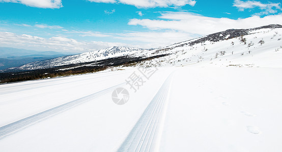 旅游合成天空非都市风光云被雪覆盖的公路背景