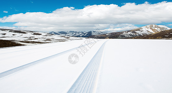 日光合成图像清新被雪覆盖的公路高清图片