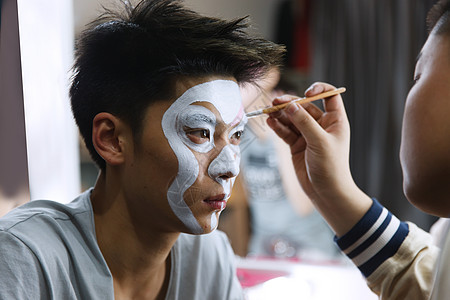 免抠舞台动态图片素材化妆师在为京剧演员化妆背景