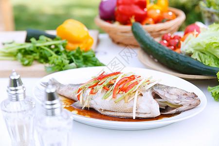 新鲜黄瓜生态厨房鱼和蔬菜背景