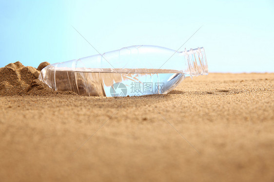 沙滩水瓶图片