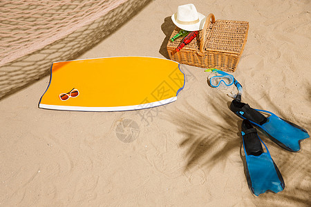 沙滩野餐时尚遮阳帽和海滩静物背景