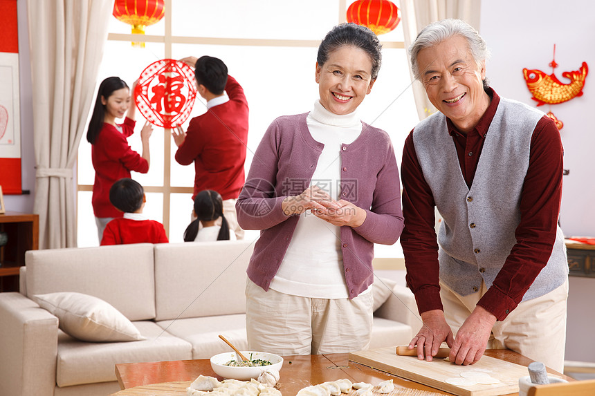 食品新年前夕三代同堂快乐家庭过新年包饺子图片