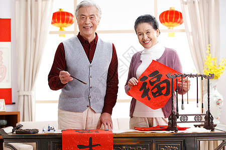 春节老年男人温馨老年夫妇新年写春联图片