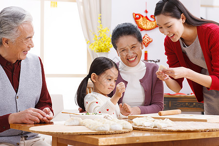 母亲男人健康快乐家庭过新年包饺子图片
