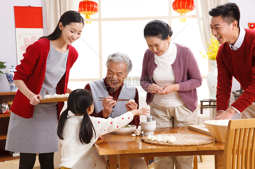 男人祝福祖父快乐家庭过新年包饺子图片