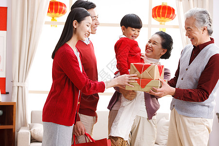 女人礼盒拜年快乐家庭过新年高清图片