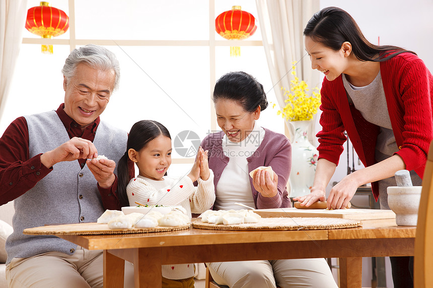 东亚父亲和谐快乐家庭过新年包饺子图片