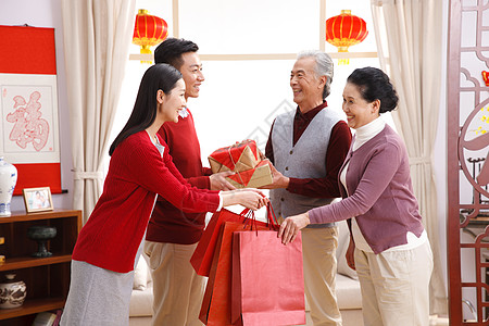 手拎购物袋元素问候愉悦侧面视角快乐家庭过新年背景