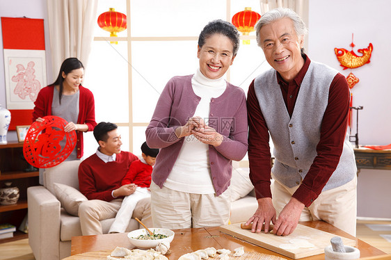 独生子家庭准备食物4岁到5岁快乐家庭过新年包饺子图片