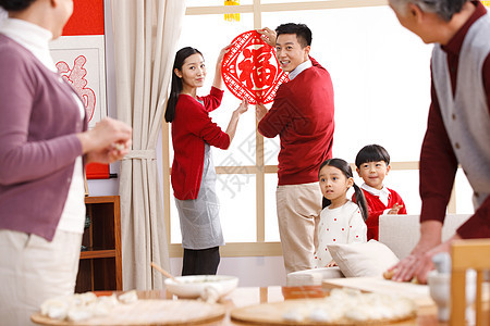 亚洲20到24岁可爱的快乐家庭过新年图片