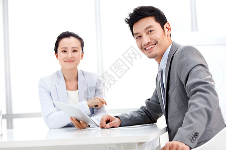 企业市场人市场营销办公桌商务男人和女人在工作背景