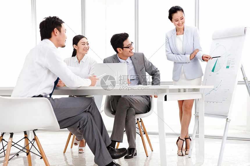 青年女人团结公司企业商务团队在会议室开会
