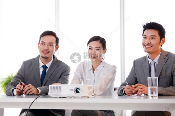 商务男女在会议室开会图片
