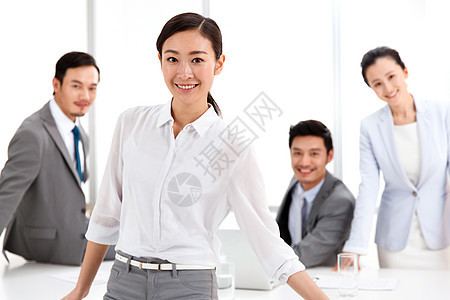 仅成年人衬衫白昼商务男女在办公室工作图片