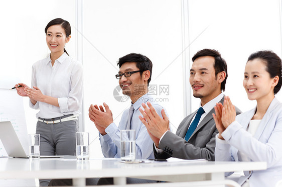 工作室讨论坐着商务团队在会议室开会图片