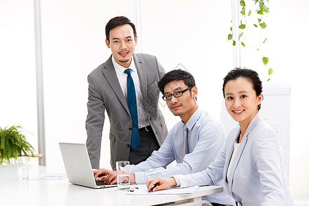 中年白领白昼衬衫领带成就商务男女在会议室工作背景