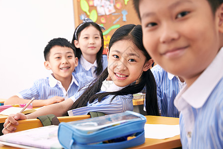 学校建筑可爱的小学生在教室里背景