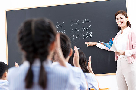 青年女教师和小学生们在教室里图片